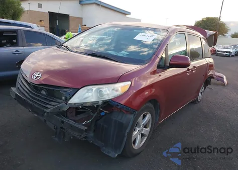 2014 Toyota Sienna Le V6 8 Passenger z USA, uszkodzony, nr VIN 5TDKK3DC0ES439700